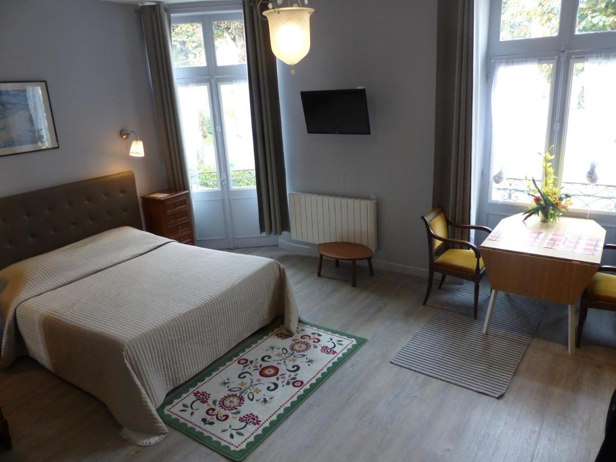 Hotel Des Thermes Bourbon-lʼArchambault Екстериор снимка