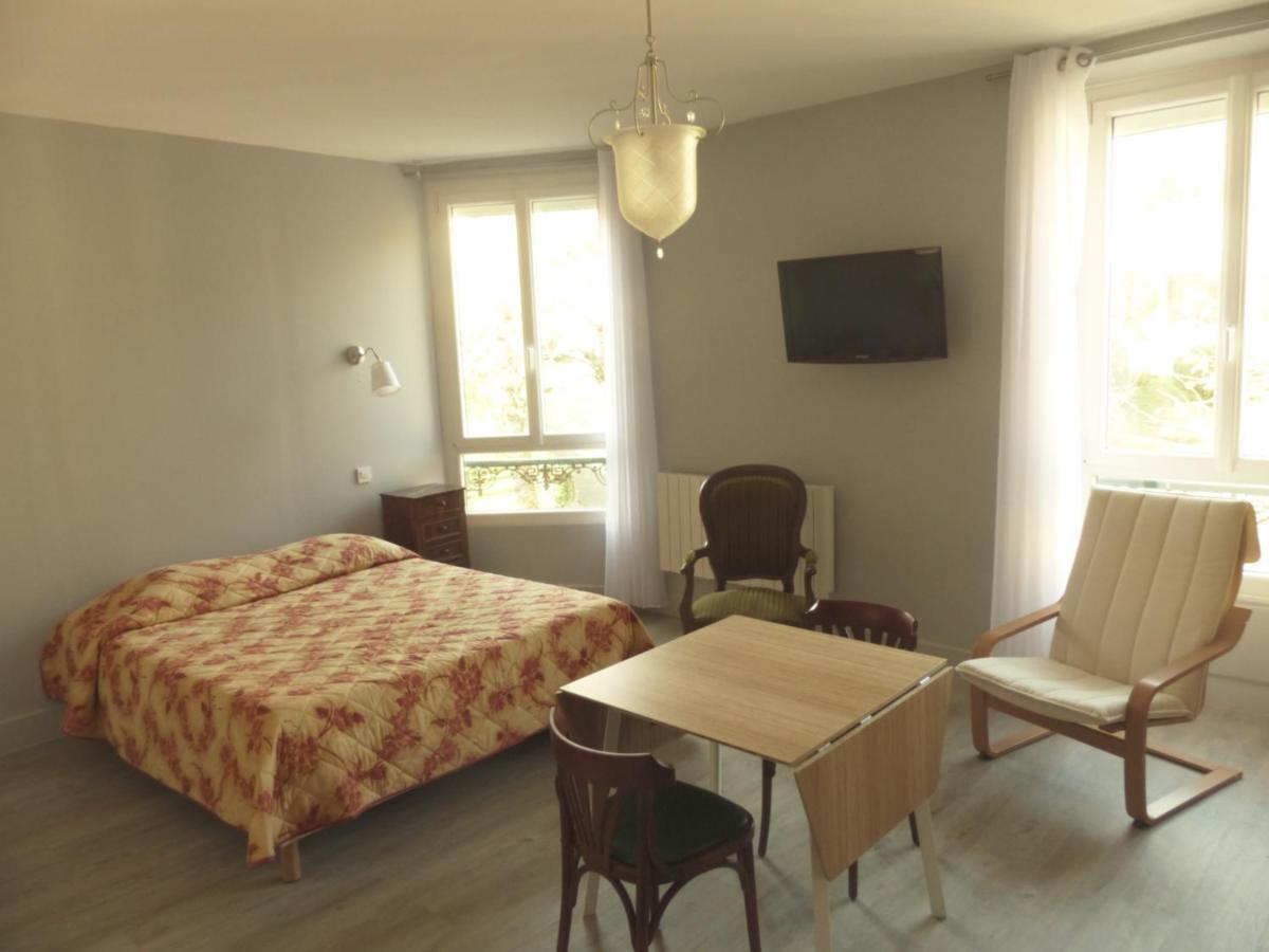 Hotel Des Thermes Bourbon-lʼArchambault Екстериор снимка
