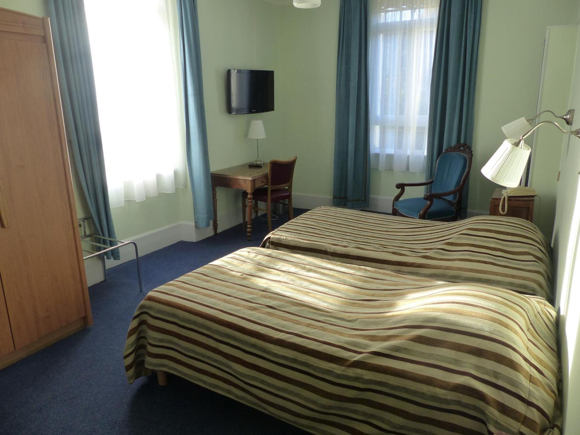 Hotel Des Thermes Bourbon-lʼArchambault Екстериор снимка